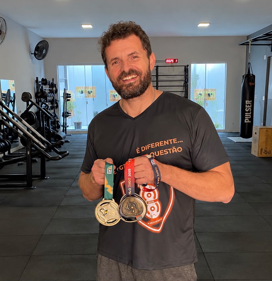 Mateus G. Antunes segurando medalhas na MGA Sports